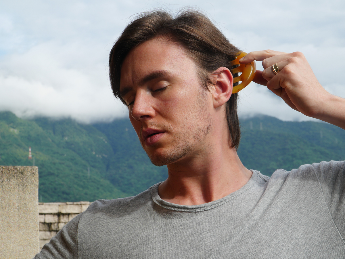 Jude using the Resin Scalp Comb