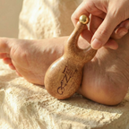 Der INVG Skarabäus – Walnuss- & Messing-Akupressurwerkzeug