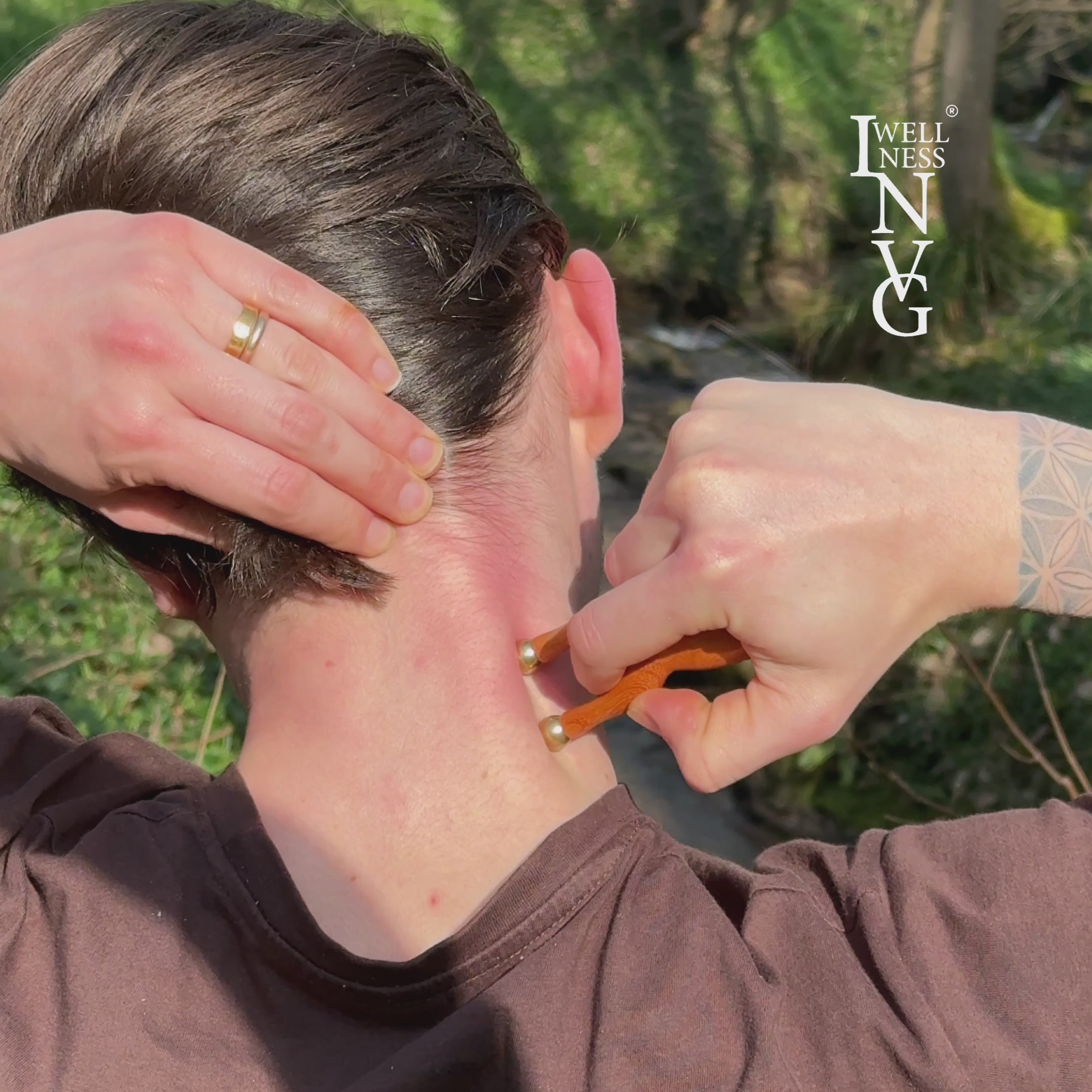 Der INVG Skarabäus – Walnuss- & Messing-Akupressurwerkzeug