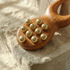 Der INVG Skarabäus – Walnuss- & Messing-Akupressurwerkzeug